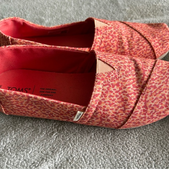 TOMS: coral and red speckled TOMS - Picture 2 of 3